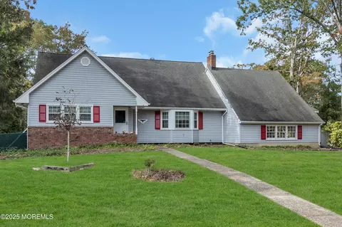 32 Camelot Dr, Toms River, NJ 08755