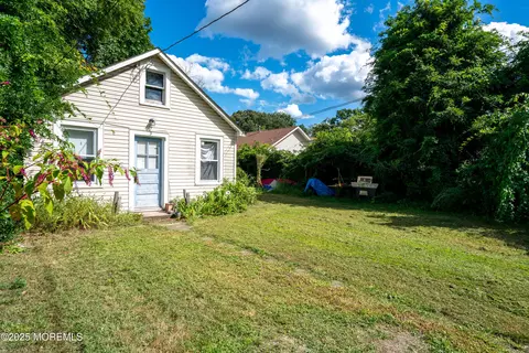 3 Highland Ave, Island Heights, NJ 08732