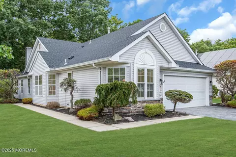 2 Schoolhouse Ln, Lakewood, NJ 08701