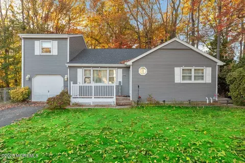 672 Hopping Rd, Belford, NJ 07718