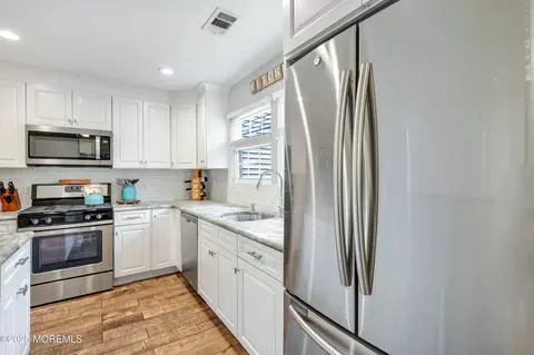 Kitchen - 131 Aster Ct, Jackson, NJ 08527 photo 3 of 4