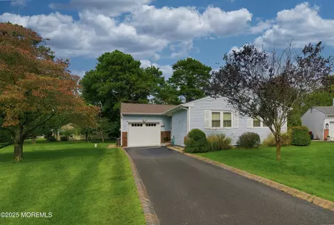 1 York Ct, Toms River, NJ 08757