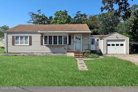 17 Pennsylvania Ave, Waretown, NJ 08758