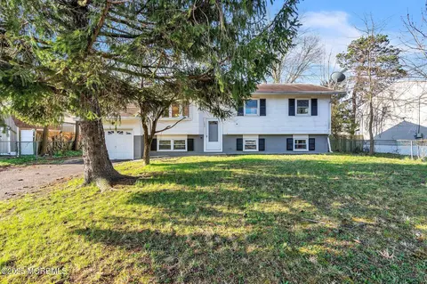 1575 Deer Hollow Dr, Toms River, NJ 08753