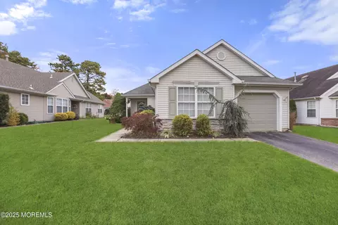 90 Skyline Dr, Lakewood, NJ 08701