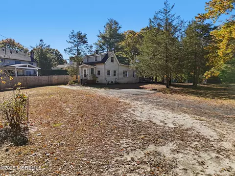 5 Claytons Ln, Manalapan, NJ 07726