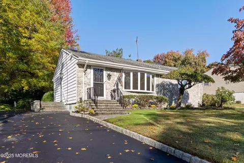 7 Rosewood Ter, Middletown, NJ 07748