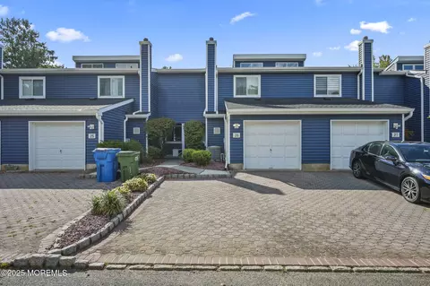 26 Rambling Meadow Ct, Tinton Falls, NJ 07724