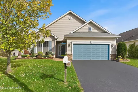 9 Eagle Ridge Cir, Lakewood, NJ 08701