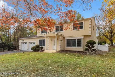 34 Sherwood Rd, Manalapan, NJ 07726
