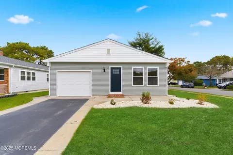 2 Panama Ct, Toms River, NJ 08757