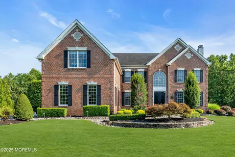 11 Brian Ct, Farmingdale, NJ 07727