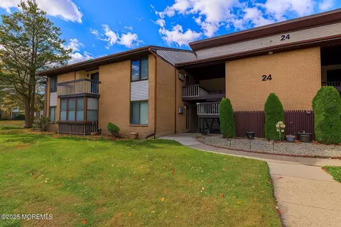 24 Meadow Green Cir #A, Manalapan, NJ 07726