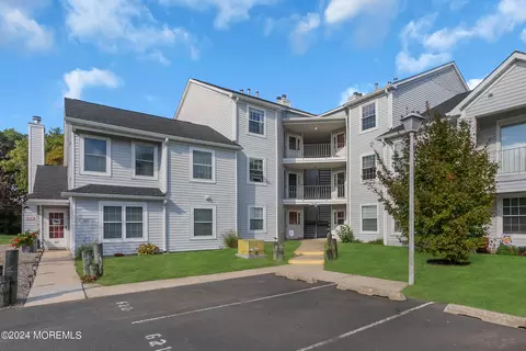 621 Waters Edge Dr, Toms River, NJ 08753
