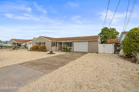 21 Peg Leg Way, Waretown, NJ 08758 photo 2