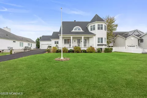 16 Anderson St, Monmouth Beach, NJ 07750