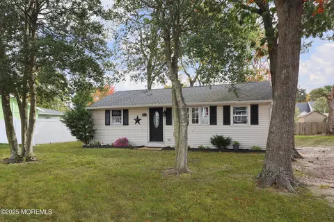 17 Hollycrest Dr, Brick, NJ 08723
