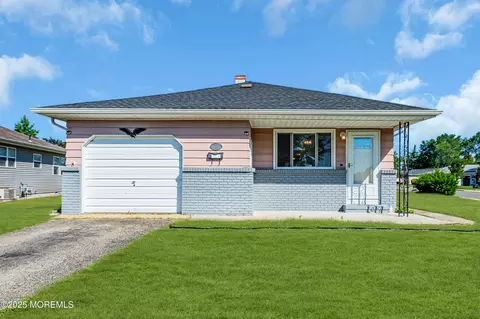 37 Oranjestad St, Toms River, NJ 08757