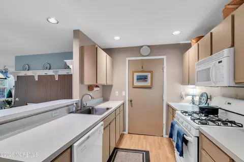 Kitchen - 319 Deuce Dr, Wall, NJ 07719 photo 2 of 4