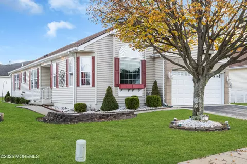 41 Winterton Dr, Toms River, NJ 08757