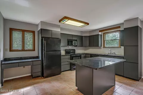 Kitchen - 84 Willow Dr, Jackson, NJ 08527 photo 2 of 5