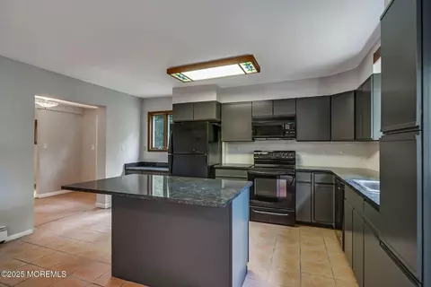 Kitchen - 84 Willow Dr, Jackson, NJ 08527 photo 4 of 5