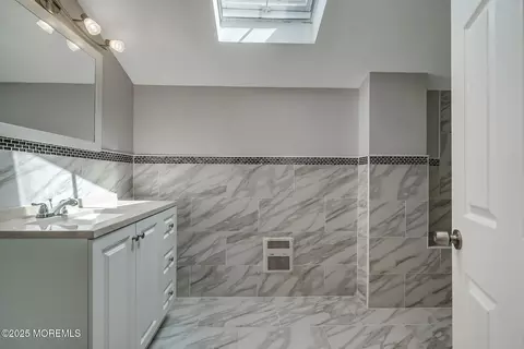 Bath - 84 Willow Dr, Jackson, NJ 08527 photo 3 of 5