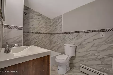 Bath - 84 Willow Dr, Jackson, NJ 08527 photo 1 of 5