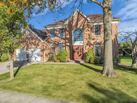 14 Nicklaus Ln, Farmingdale, NJ 07727