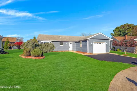 18 Leighton Ct, Toms River, NJ 08757