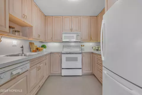 Kitchen - 1 Scenic Dr #PENTHOUSE 4, Highlands, NJ 07732 photo 2 of 3