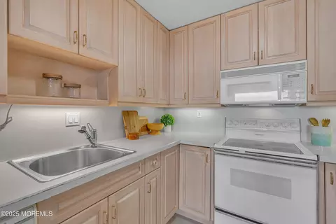 Kitchen - 1 Scenic Dr #PENTHOUSE 4, Highlands, NJ 07732 photo 3 of 3
