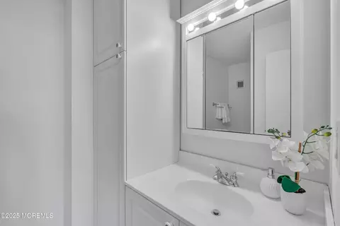 Bath - 1 Scenic Dr #PENTHOUSE 4, Highlands, NJ 07732 photo 1 of 2
