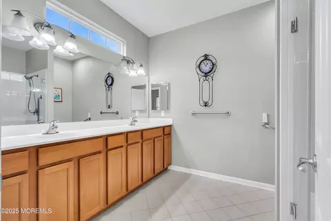 Bath - 42 Pembroke Dr, Jackson, NJ 08527 photo 2 of 4