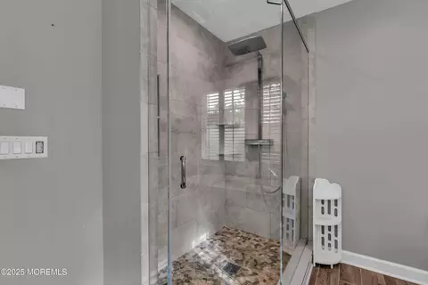 Bath - 1004 Cedar Ln, Brielle, NJ 08730 photo 4 of 7