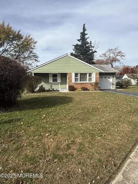28 Bellflower Ct, Toms River, NJ 08755
