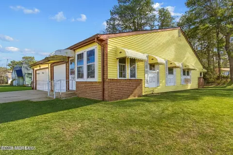 7 Greenwood Ln # B, Whiting, NJ 08759