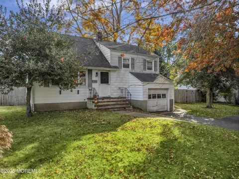 55 Spruce Dr, Shrewsbury, NJ 07702