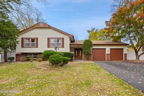11 Woodview Dr, Marlboro, NJ 07746