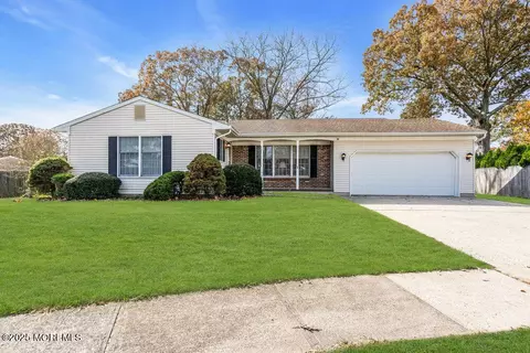 704 Oak Ct, Lanoka Harbor, NJ 08734