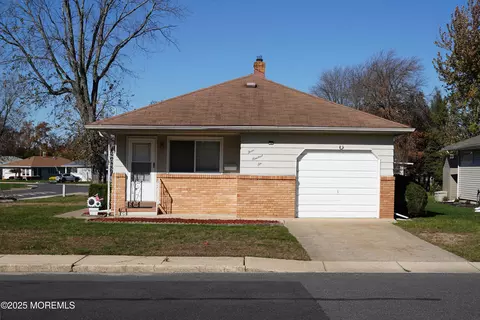 306 Saint Thomas Dr, Toms River, NJ 08757