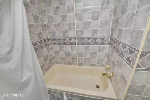 Bath - 35 Judith Way, Jackson, NJ 08527 photo 2 of 4
