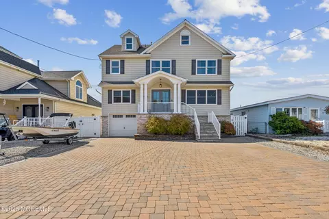 6 Lagoon Dr W, Toms River, NJ 08753