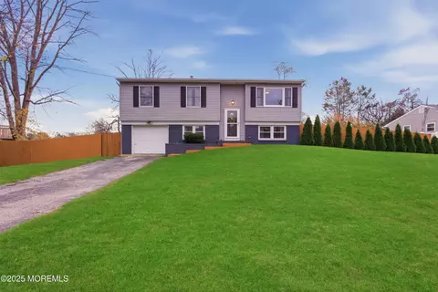 359 Colonial Dr, Toms River, NJ 08753