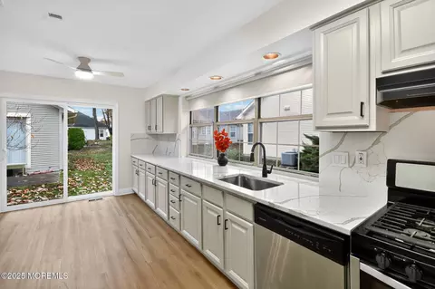 Kitchen - 2 Llewellyn Ct, Jackson, NJ 08527 photo 2 of 2