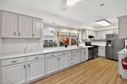 Kitchen - 2 Llewellyn Ct, Jackson, NJ 08527 photo 1 of 2