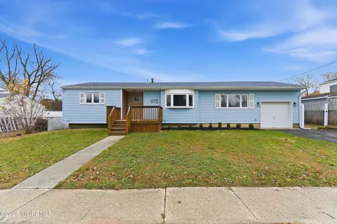 975 Hunt Dr, Toms River, NJ 08753