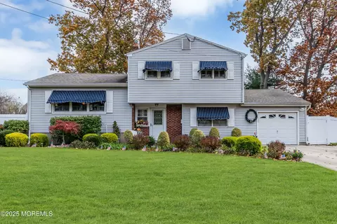 39 Bayberry Ln, Middletown, NJ 07748