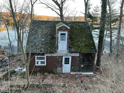 34 Iowa Ave, Lake Hopatcong, NJ 07849
