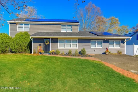 3 Avondale Ln, Aberdeen, NJ 07747